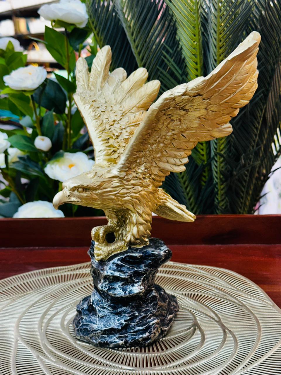 Vanguard Swift Crest – Luxury Accent Eagle Sculpture