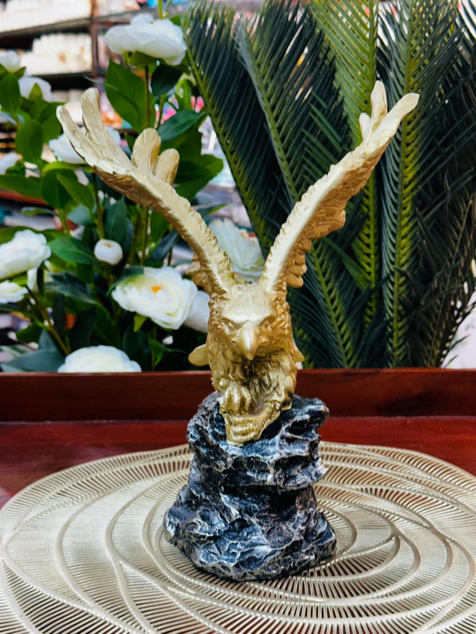 Vanguard Swift Crest – Luxury Accent Eagle Sculpture